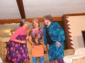 Neues Outfit Lusise, Maria und Mathilde diskutieren.JPG